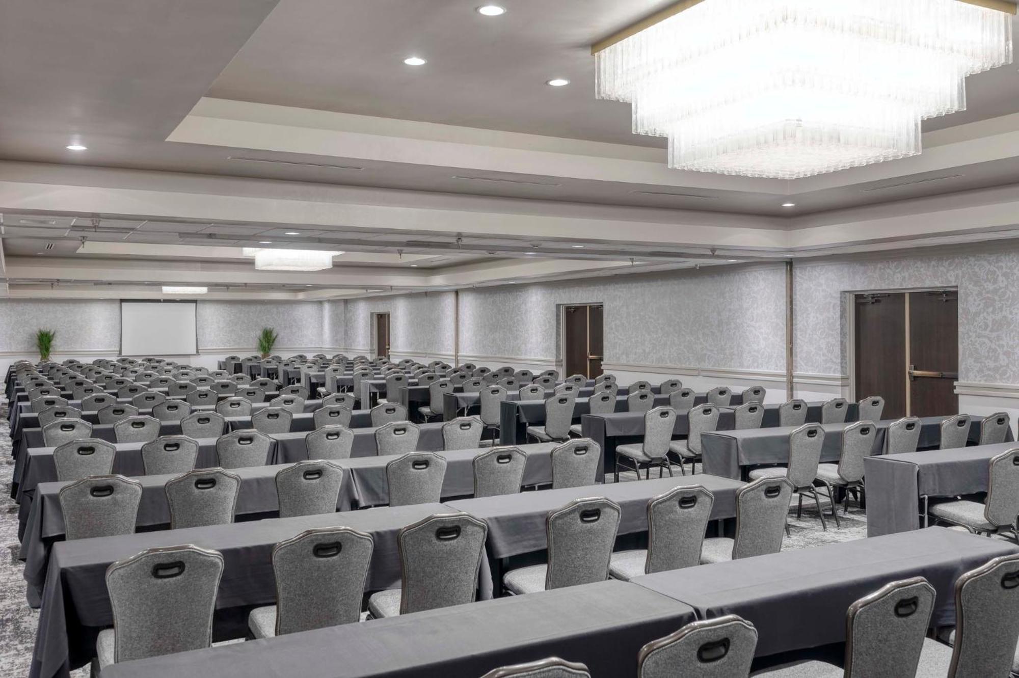 Hotel Crowne Plaza Indianapolis-Airport By Ihg Zewnętrze zdjęcie