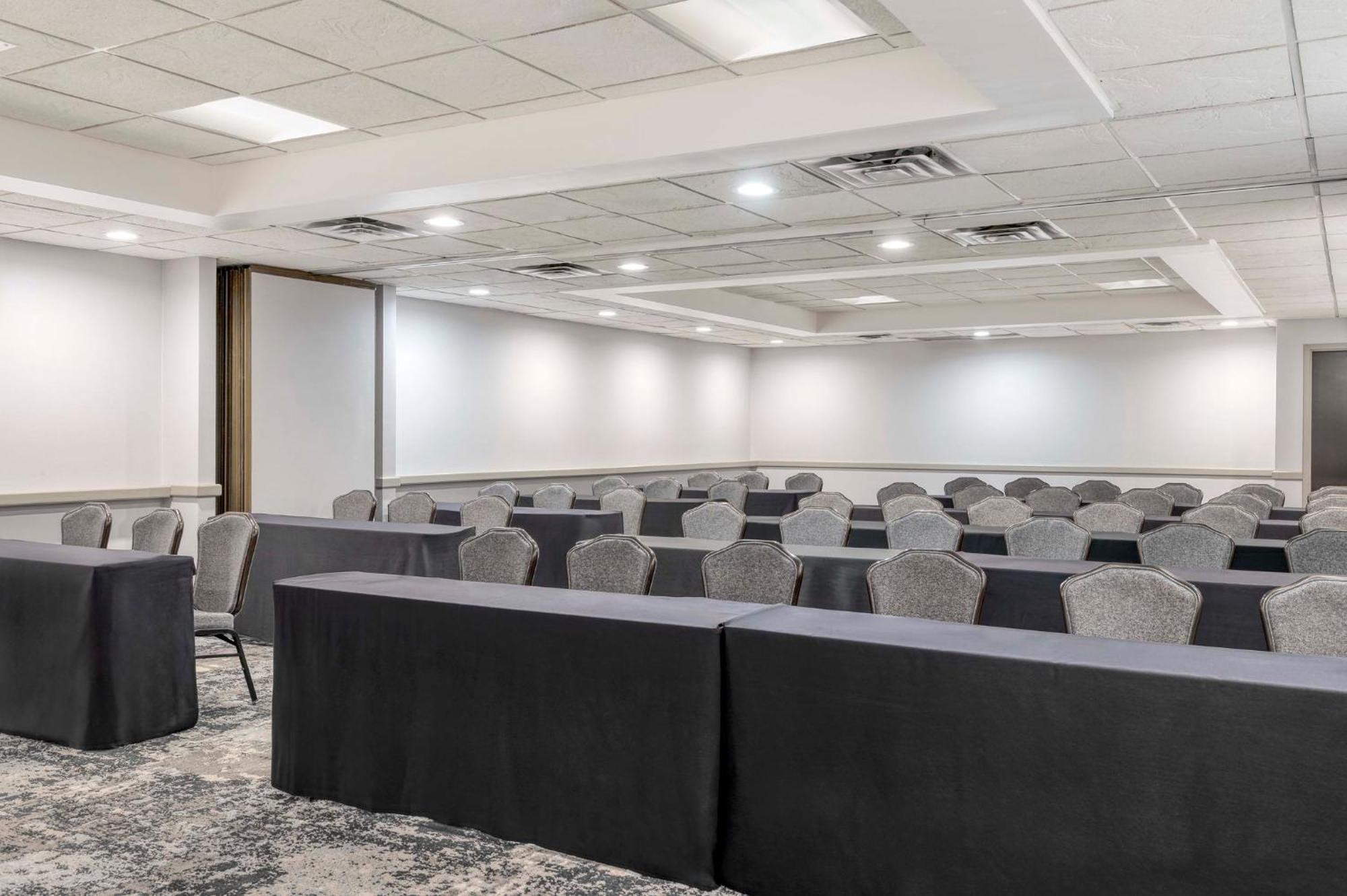 Hotel Crowne Plaza Indianapolis-Airport By Ihg Zewnętrze zdjęcie